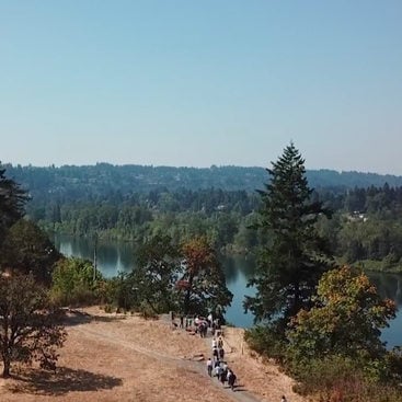 aerial photo of people walking along the viewpoint at Canemah Bluff