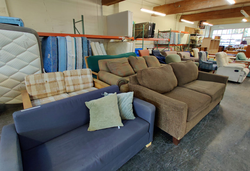 Una imagen de muebles en el Community Warehouse