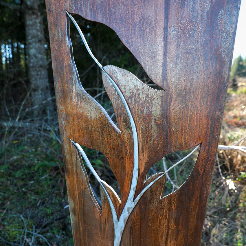 Three wapato leaves carved in the center of a statue.