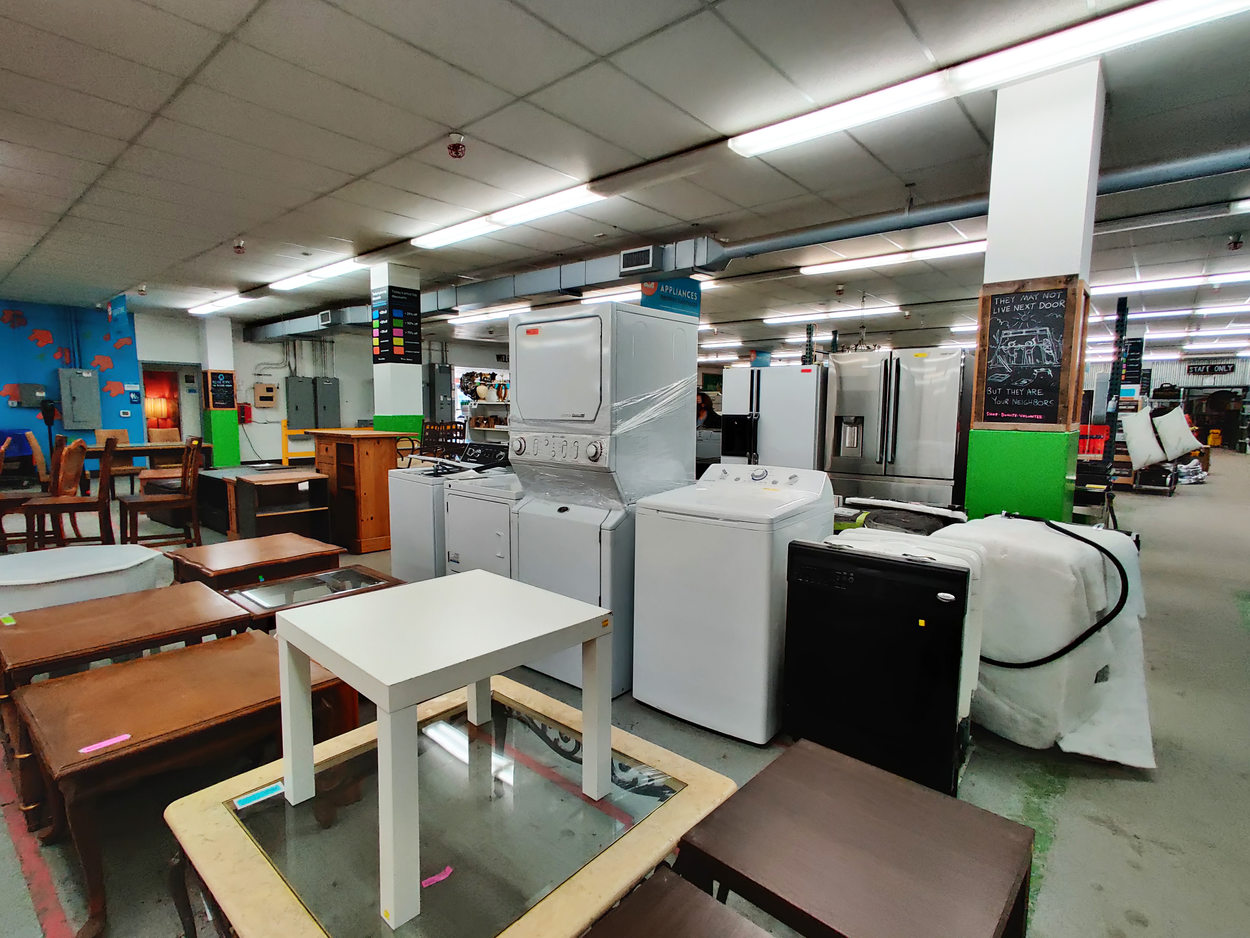 Una imagen de electrodomésticos en Hábitat para la Humanidad Restore