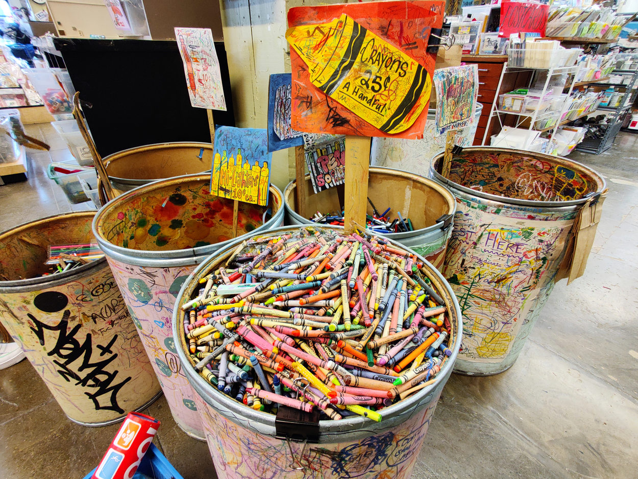 Una imagen de una gran tina de crayones.