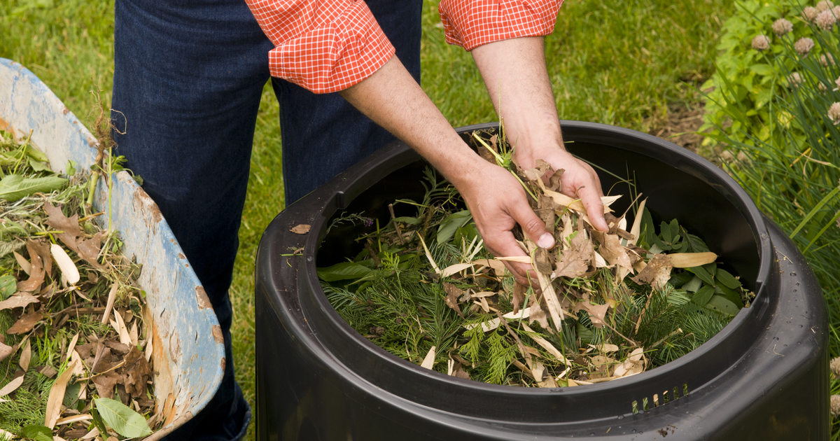 How to Make Compost in a Black Garbage Bag