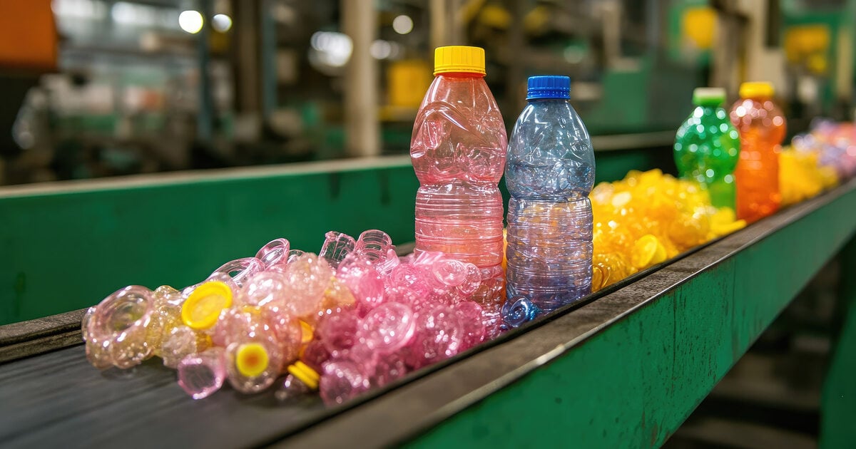 Plastic-bottles-on-conveyer-belt-web.jpg