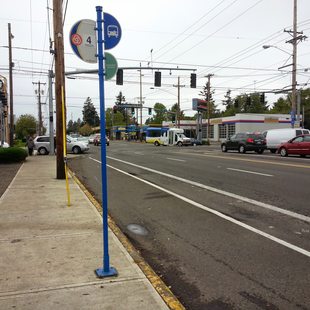 Bus stop, Division at 122nd