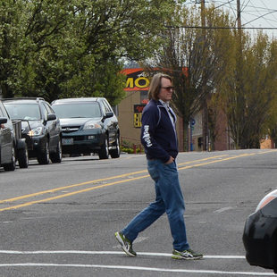 Man crosses 82nd Avenue at Division Street