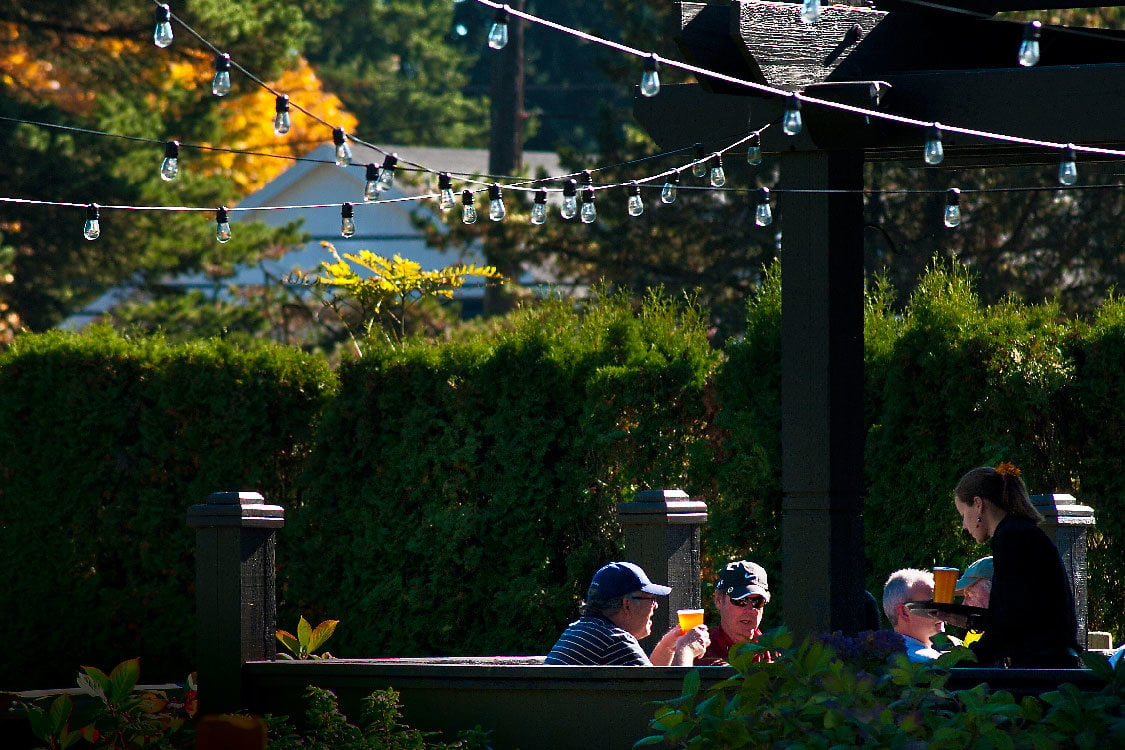 Diners at Glendoveer