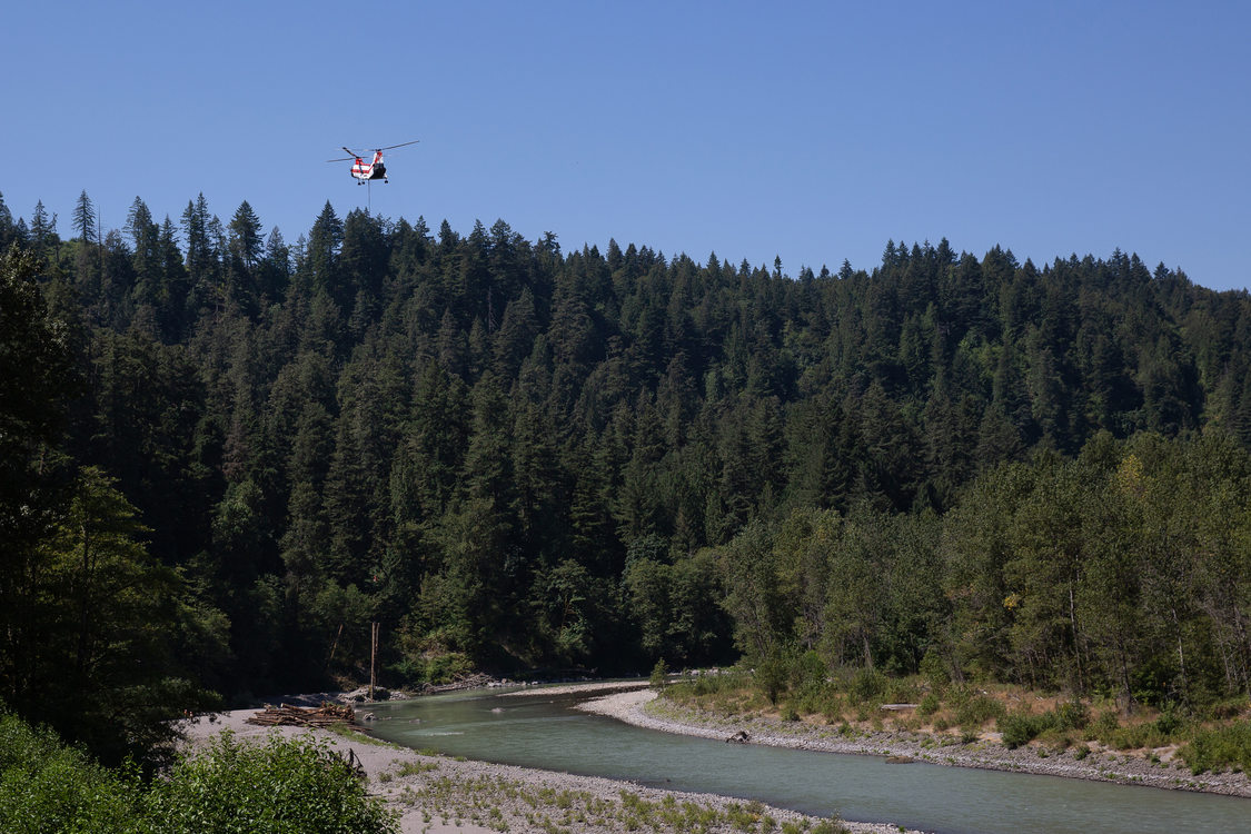 Helicopter delivers large logs alongside the Sandy River at Oxbow Regional Park