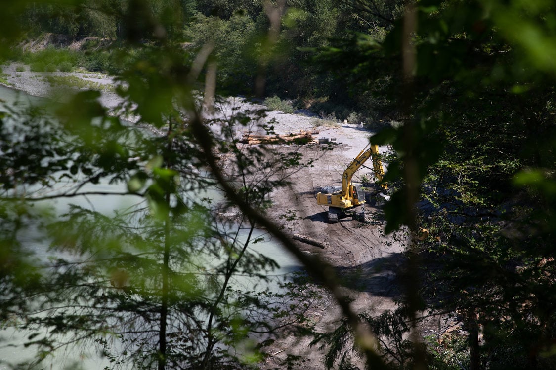 Logjam construction along Sandy River at Oxbow Regional Park