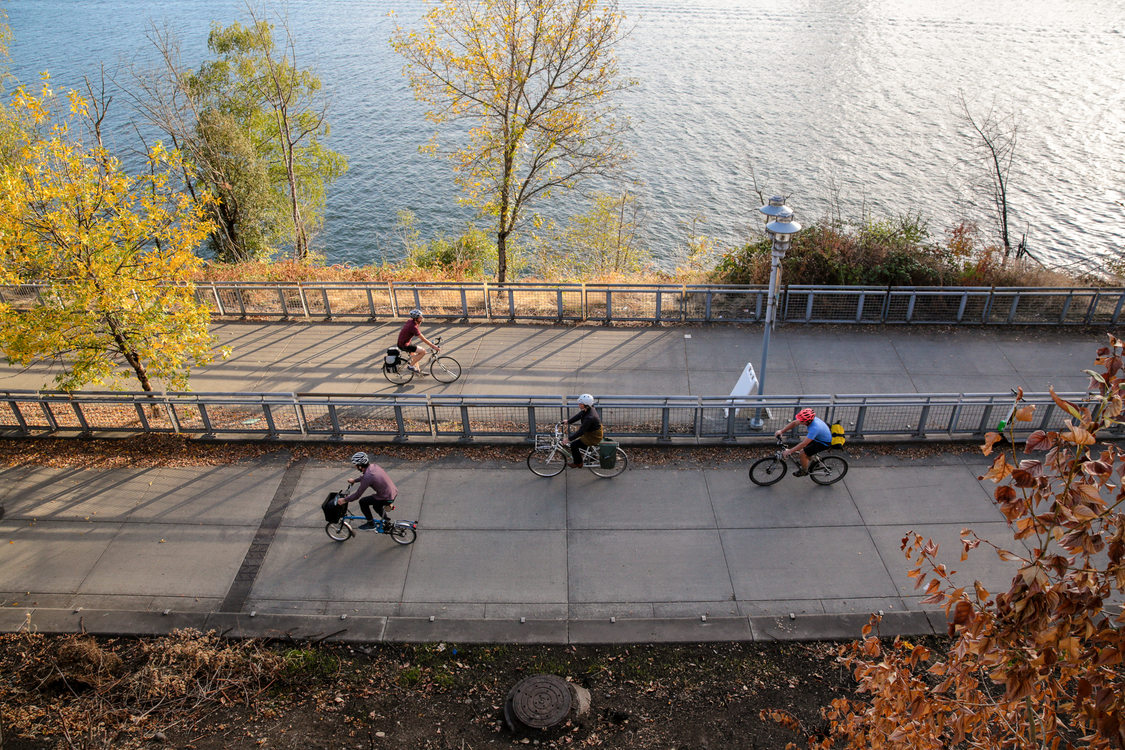 Cyclists on Vera Katz Eastbank Esplanade