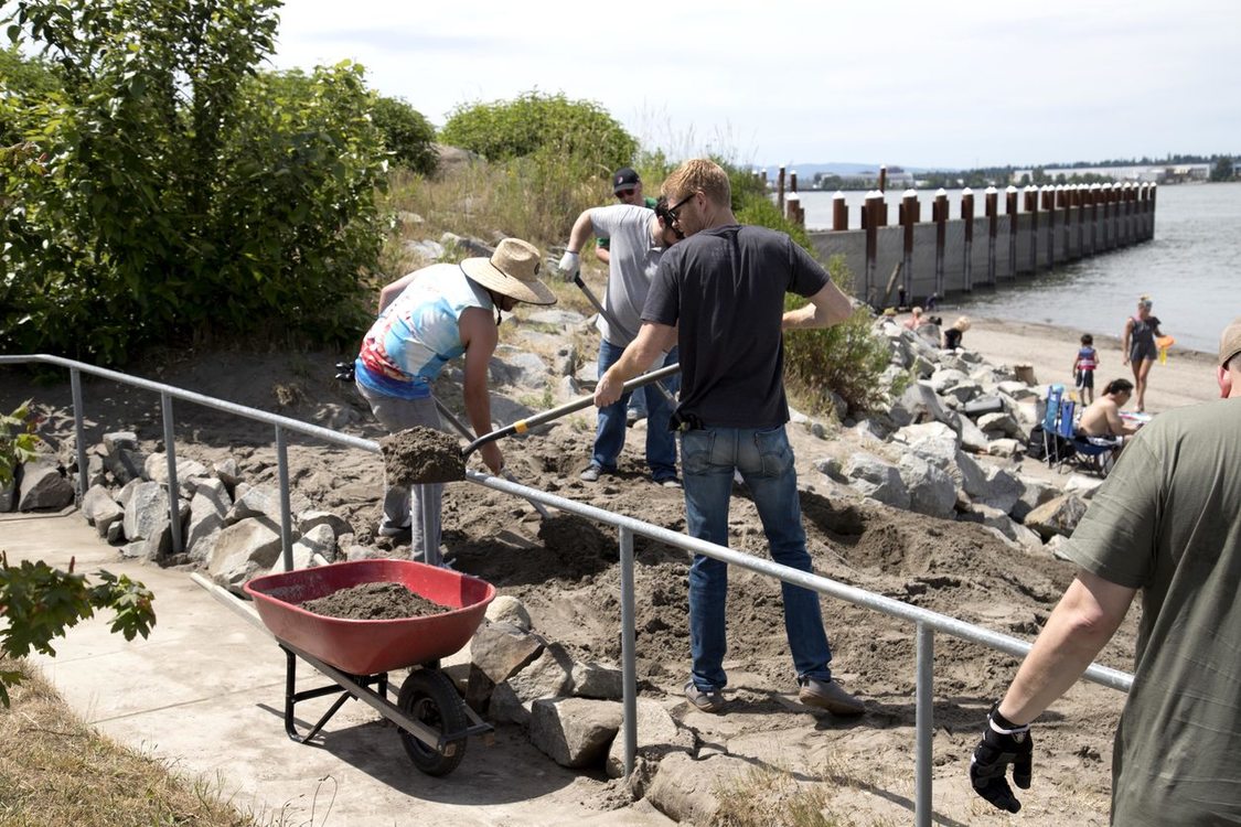 photo of volunteer clean-up at Broughton Beach