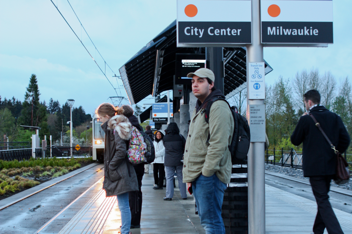 Gente esperando el tren MAX 