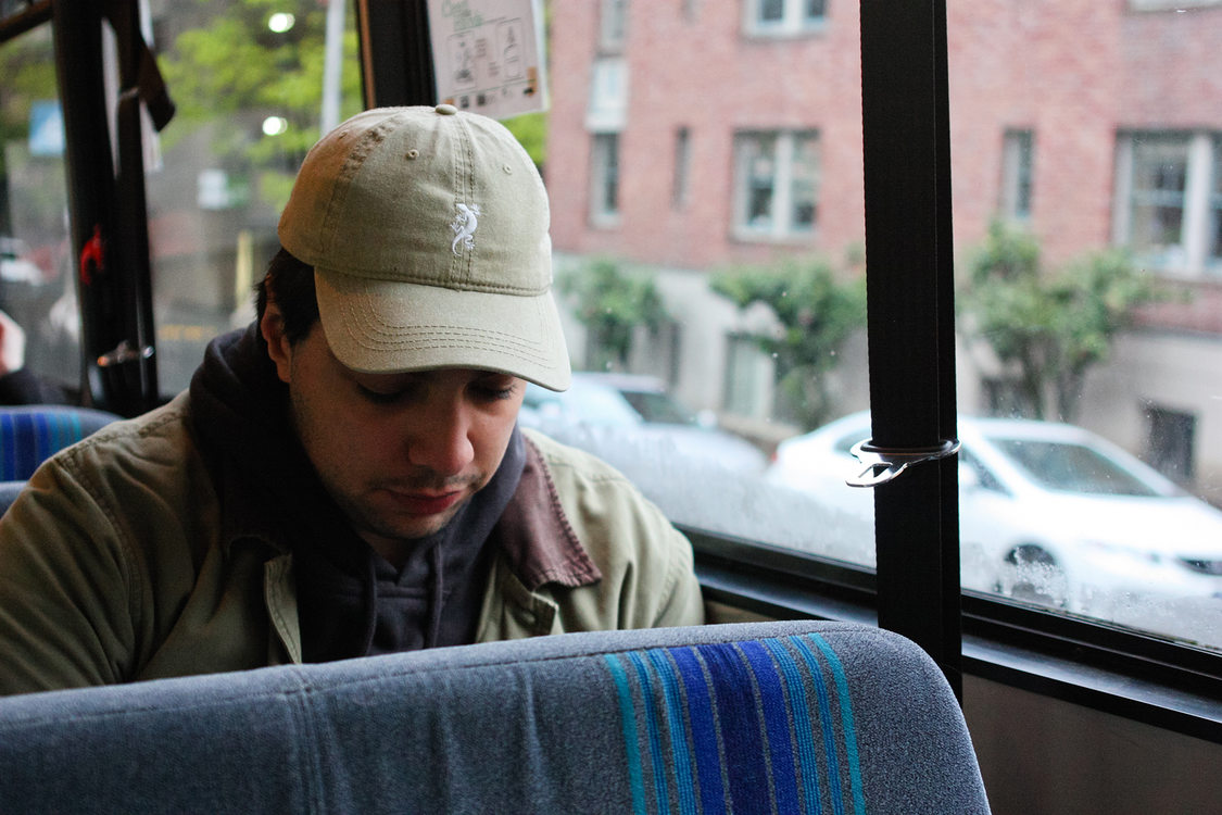 un muchacho sentado en un autobús 