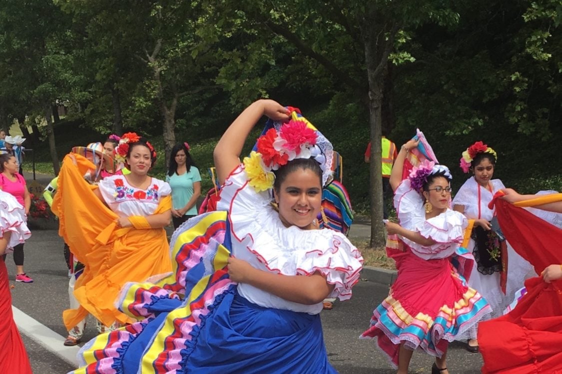 Niñas bailando una danza folclórica en sus trajes típicos 