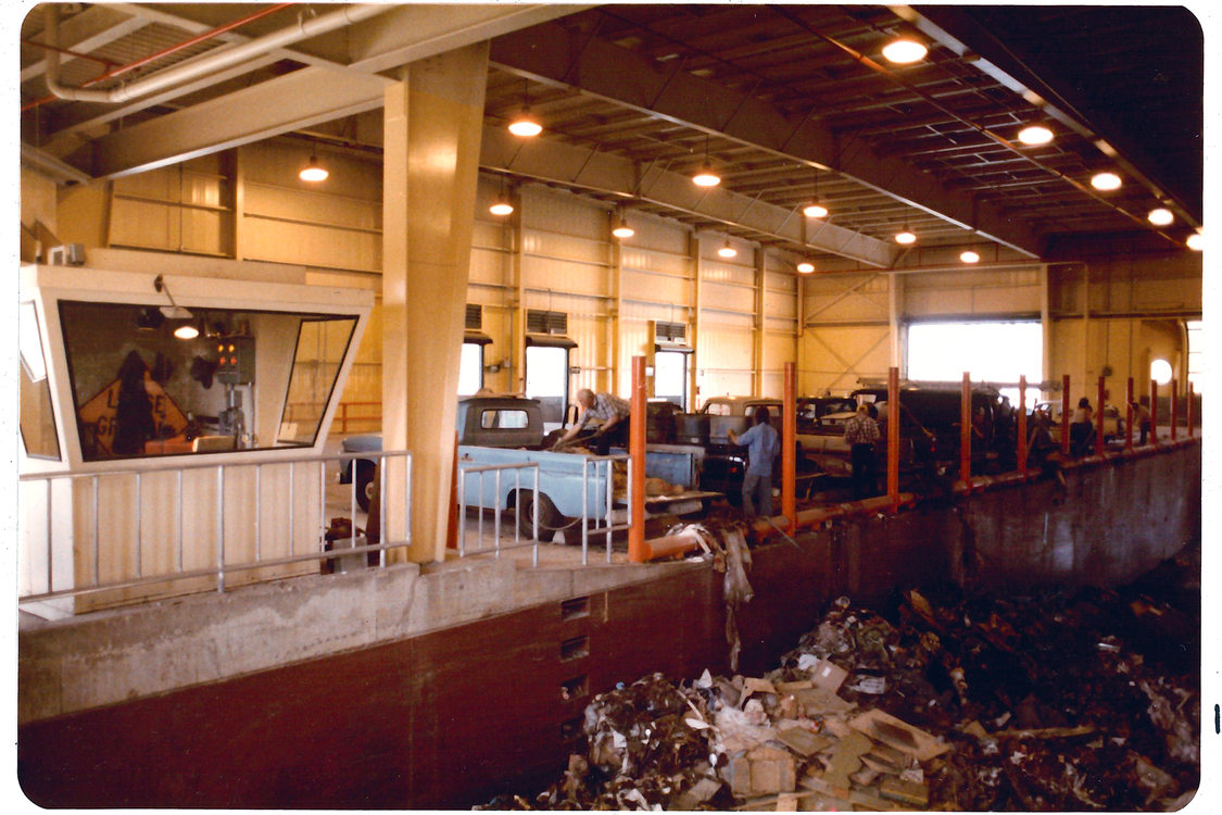 Photo from 1983 of customers using the Metro South transfer station to dump their garbage