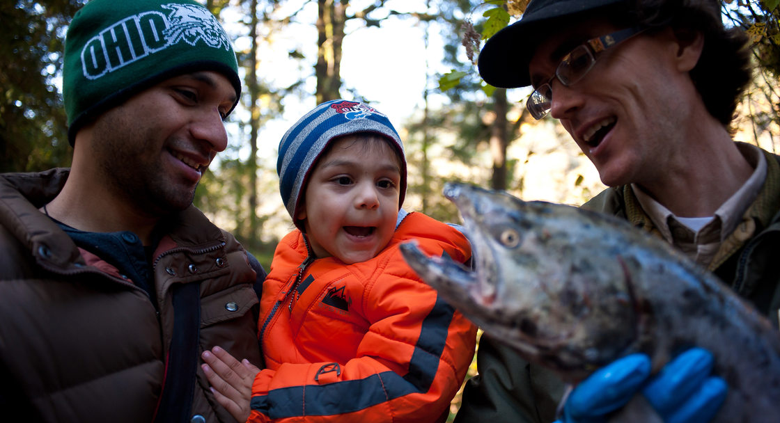 photo of naturalist and visitors at Salmon Homecoming